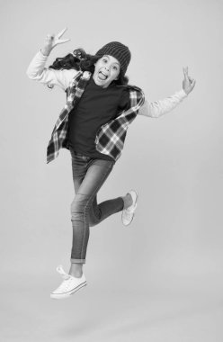 Enerjik çocuk modası. Uzun kıvırcık saçlı bir çocuk. Sonbahar modası. çocukluk mutluluğu. Kadın güzelliği kavramı. Samimi duygular. Özgürlük. Mutlu genç kız sıradan bir şekilde koşuyor. Okula geri dön.