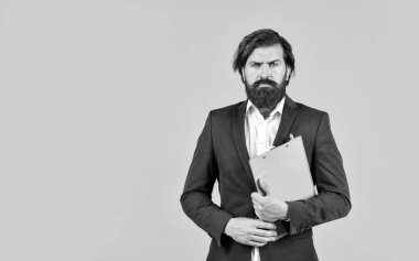 Proje müdürü. Belgeler için kendine güvenen iş adamı klasörü tutuyor. İş adamları konsepti. Dosyası olan bir iş adamı. Sakallı adam not alıyor. Kontrol ve teftiş. Denetleme ve denetleme