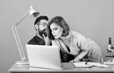 Özel ders. Öğretmenle flört etmek. Öğrenci şehvetli seksi kız ve deneyimli öğretmen. Ona bilgisayarı nasıl kullanacağını göster. Seksi öğrenci. Olgun bir öğretmen ve çekici bir kadın. Yasak İlişkiler kavramı