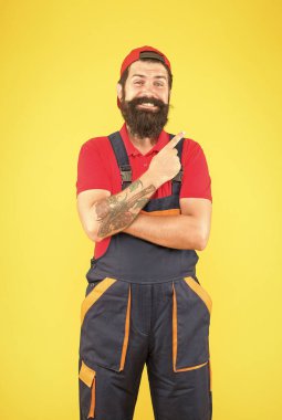 Bu senin için. Üniformadan emin. İnşaat alanında çalışıyorum. Sakallı erkek tamirci. Mutlu, sakallı, olgun bir işçi. Elektrikçi tamir ve onarım. profesyonel dağıtım yükleyici servisi