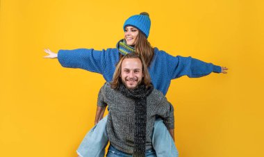 Aile ilişkisi. Mutlu adam kadını sırtında taşıyor. Romantik ilişki