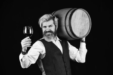 Bunu tavsiye ederim. Şarap mahzeninde nefis bir içkiyle barmen. Tecrübeli şarap garsonları şarabın tadına bakar. Barmen Degustation 'da kırmızı şarap tadıyor. Erkek şarap garsonu içkinin değerini biliyor. Kırmızı şarap fıçısı.