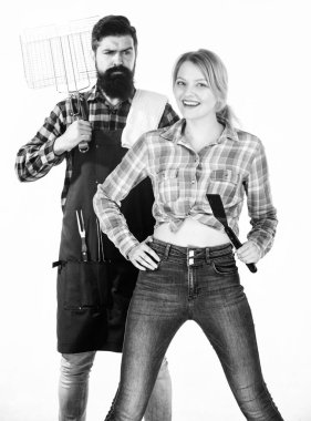 Piknik barbeküsü. Yemek pişirme. Aile hafta sonu. Birbirine aşık çiftler mutfak gereçlerini tutarlar. Sakallı hippi ve kız. Hazırlık ve aşçılık. Kızarmış et için aletler. Lezzetli yemekler ve iyi arkadaşlar.