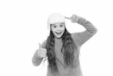 Dış giysi parçası. Sonunda kış tatili. Noel tatilinin tadını çıkar. Havası ne olursa olsun. Soğuk hava için sıcak giysi. çocukluk mutluluğu ve neşe. Tüylü kulaklıklı şapka. Mutlu küçük kız kışı seviyor.