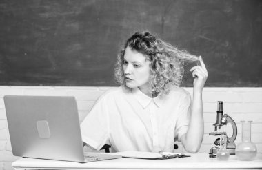 Sınıftaki bilgisayar laboratuvarındaki kız. Mikroskop ve deney tüpü olan bir öğrenci. Biyoloji deney araştırması. Kimya araştırma sonuçları hakkında notlar alın. mikrobiyoloji ve farmasötik araştırma.