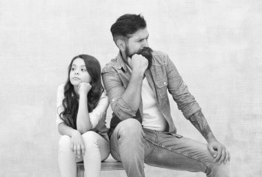 Birlikte olmak en sevdiğimiz yer. Ciddi kız ve baba tabureye oturur. Baba-oğul ilişkisi. Sakallı adam ve düşünceli görünüşlü küçük çocuk. Aile ilişkileri. Babalık bağları. Sevgi ve ilgi