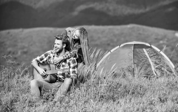 Frisk luft och rena känslor. Par i kärlek glad avkopplande natur bakgrund. Pojkväns flickvän gitarr nära campingtältet. Sommarsemester. Camping semester. Vandringsromantik. Camping i bergen — Stockfoto