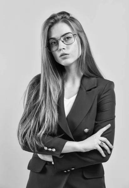 Smart girl brille lange haare tragen modischen blazer, wunderschöne sekretärin konzept — Stockfoto