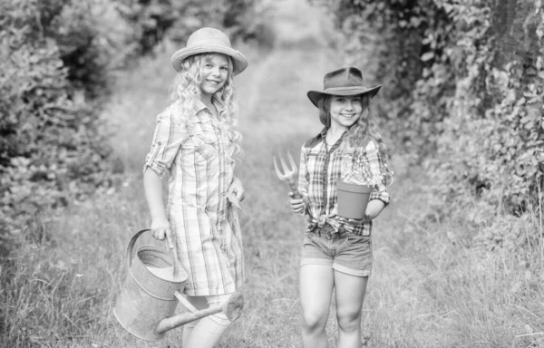 농업 개념. 모자를 쓰고 식물을 심는 소녀들. 자매들 이 농장 일을 돕고 있어요. 가족 농장. 아이들은 농장에서 재미를 봅니다. 에코 (Eco) 농업 개념. 아이들은 타고난 배경을 가지고 있다. 심고 물주는 일 — 스톡 사진