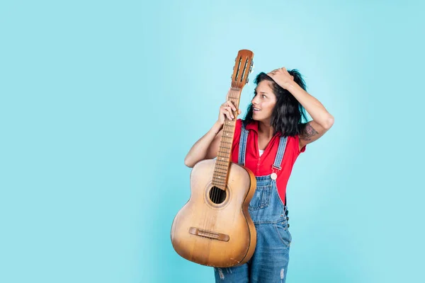 Chanteur avec guitare acoustique. musique et art. magasin de musique. fille heureuse profiter du moment. Amusez-vous sur Celebration. femme chantant avec guitare. jeune hipster jouer à la guitare — Photo