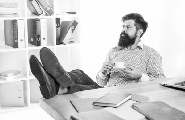 Empresario atado relajarse en el lugar de trabajo beber taza caliente de té o café en la oficina moderna, energía — Foto de Stock
