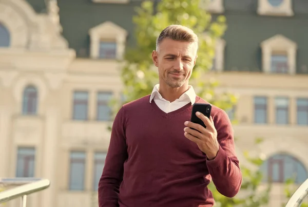 Estilo de vida moderno. El hombre moderno utiliza teléfono inteligente urbano al aire libre. Dispositivo moderno. Acceso a Internet móvil. Nueva tecnología. Videoconferencia. Videollamada. Hábitos de vida moderna — Foto de Stock