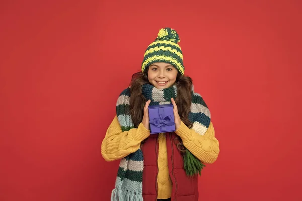 Goditi lo shopping a casa. ragazza adolescente in indumento di lana con regalo. tendenze abbigliamento caldo. felicità infantile. bambino in maglieria tenere scatola regalo. pronto per le vacanze. il giorno della boxe. stagione autunno moda — Foto Stock