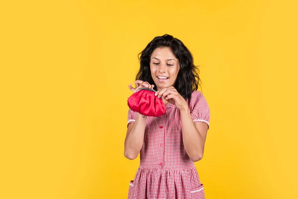 Kein Geld mehr. Finanzkrise in den Ferien. wie man Einkäufe bezahlt. Darlehen und Sparen. Weibchen mit Geldbörse. glückliche Frau hält Geldbörse. Mädchen im Retro-Kleid — Stockfoto