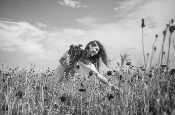 Yaz günbatımında, yaz tatilinde gelincik tarlasında beyaz elbiseli mutlu kadın. — Stok fotoğraf