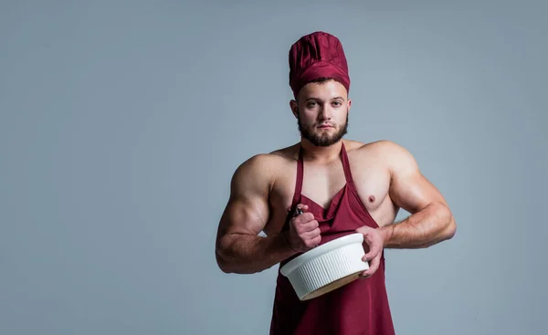 Handsome bodybuilder wear cook apron while cooking healthy food, diet — Stock Photo, Image