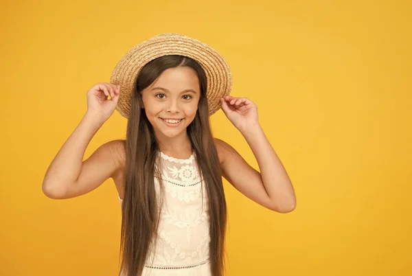 Godendo ogni minuto d'estate. felice giorno dei bambini. stile di bellezza della stagione calda. previsioni meteo estive. tempo di vacanza. piccola ragazza indossare cappello da spiaggia di paglia. moda e bellezza. felicità infantile — Foto Stock