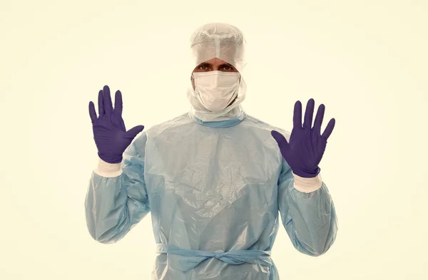 Gezondheidszorg. Corona igg immuniteit. De man draagt chirurgische handschoenen. arts met masker geïsoleerd op wit. coronavirus pneumonie pandemie. virusvaccin en -behandeling. verspreiding van covid 19. medisch deskundige — Stockfoto