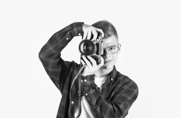 Adolescente chico desgaste casual camisa con retro foto cámara aislado n blanco, fotógrafo —  Fotos de Stock