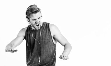 Maço adam şarkı söylüyor. Kitap ve internet eğitimi. Müzik eğitimi. Seksi kaslı adam dinle kitabı. Kulaklıklı adam beyazdan izole edilmiş. Kitap. traşsız adam inline çalış