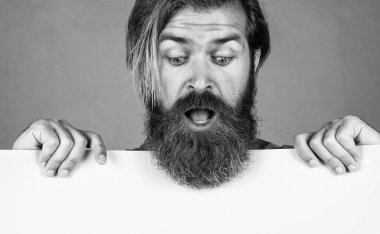 Zaman azalıyor. aranıyor. Bilgileriniz için boş kağıt. Berber konsepti. Kağıt çarşafta sakallı bir hippi. Kopyalama alanı için boş yer. Yardıma ihtiyacım var. Sakallı adam yatıştırıcı