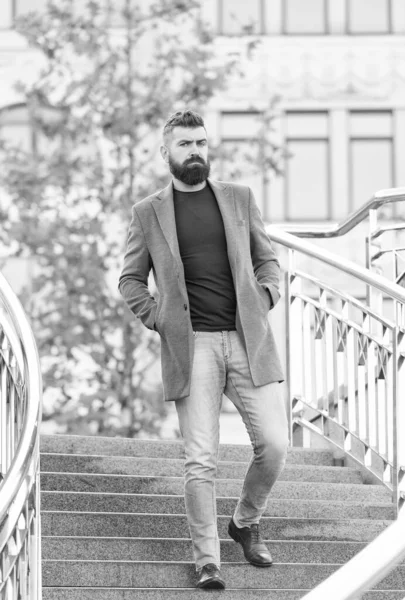 Vousatý hipster chlap se stylovým účesem nosit bundu a džíny pro chůzi, krásu a módu — Stock fotografie
