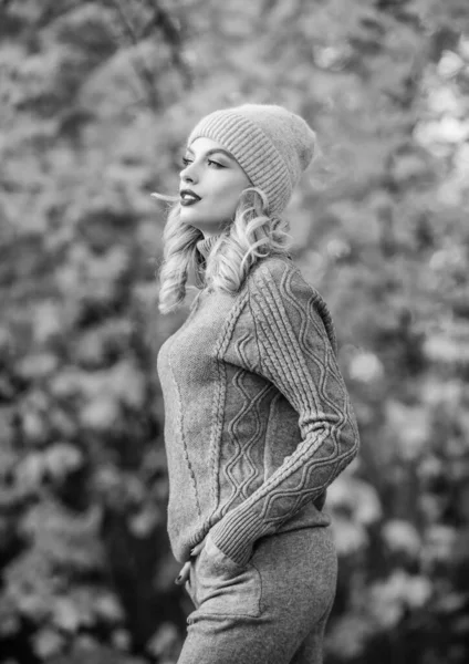 Femme profiter de la saison d'automne dans le parc. Tricots chauds. Sentez la praticité et le confort. Modèle tricot vêtements laisse fond. Fille relaxante dans la nature portant un costume de tricot. Des vêtements pour se reposer. Fille sportive — Photo