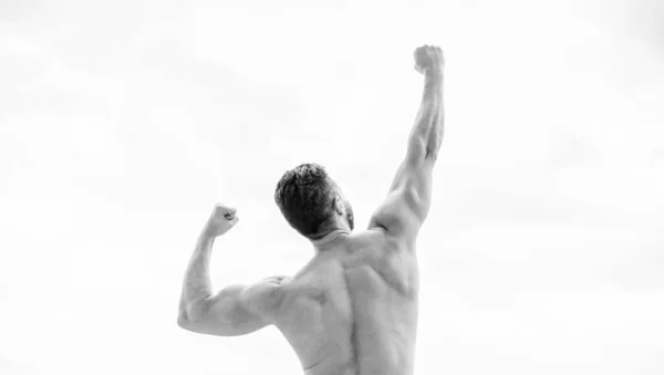 Ωραίο σχήμα. Επιτυχημένος αθλητής. Νίκη και επιτυχία. Πρωταθλητής και νικητής. Ο άνθρωπος γιορτάζει την επιτυχία. Bodybuilder ισχυρό μυϊκό σώμα αίσθημα ισχυρό και ανώτερη οπίσθια όψη. Επίτευξη επιτυχίας — Φωτογραφία Αρχείου