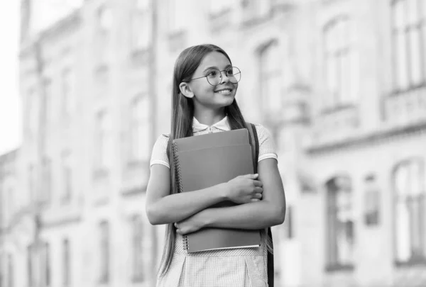 A educação é a base para o futuro. Miúdo feliz de volta à escola. 1 de Setembro. Escolaridade formal. Dia do conhecimento. Escola em casa. Ensino privado. Lição privada — Fotografia de Stock