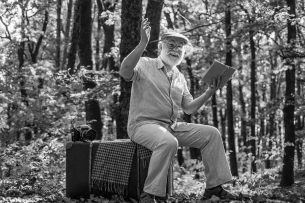 Semester och koppla av. Pensionskoncept. Äldre människor. Gammal man med vitt skägg i skogen. Hobby och fritid. Farfar med vintage resväska i naturen. Förenat med naturen. Helg i naturen — Stockfoto