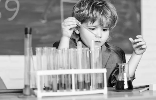 De formule is bijna compleet. Een biogy-laboratorium. Kleine jongen in het laboratorium. Een biogy lab. Terug naar school. Biologische opvoeding van kleine jongen. Laboratoriumapparatuur voor biologie — Stockfoto