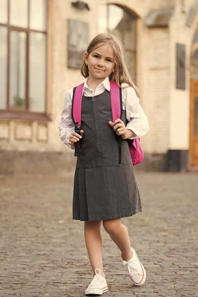 Pequena criança em vestido uniforme formal ir para a escola saco de transporte, de volta à escola — Fotografia de Stock