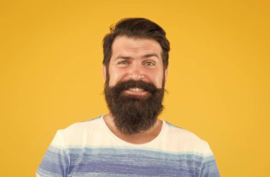 Kuaför salonu. Süslü bıyık. Erkek portresi. Berber ipuçları. Sakal ve bıyık. Hippi tarzı. Sakal modası. Duygusal zeka. Sakallı, şık, sarı sakallı bir adam. Berber hizmetleri