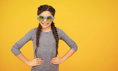 Tatile hazırım. Gülümseyen çocuk tatilde. Sıradan moda trendi. Örgü örgülü saçlar. Şık saç stili olan genç kız. Parti gözlüklü komik çocuk. Güneş gözlüklü güzellik. çocukluk mutluluğu