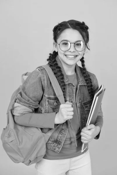 Estudante menina vai aulas para crianças talentosas, alegria de estudar conceito — Fotografia de Stock