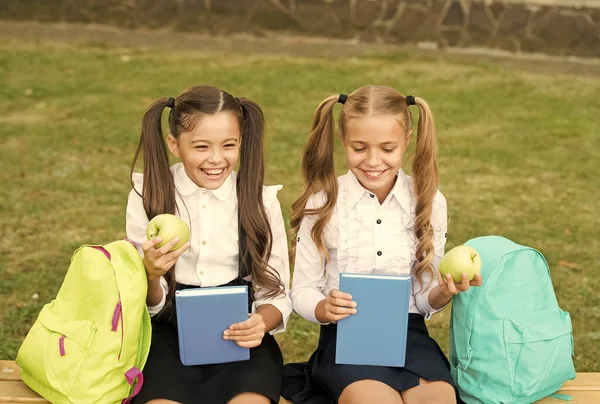 O conhecimento é alimento para a mente. Crianças felizes comem maçãs verdes. Fruta orgânica. Intervalo escolar. Comida saudável. Comida vegetariana. Comida natural rica em vitamina. Melhor comer melhor aprendizagem — Fotografia de Stock