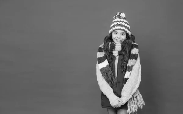 Ευτυχισμένη έφηβος κορίτσι σε πλεκτό κασκόλ και καπέλο φορούν ζεστά ρούχα κατά τη χειμερινή περίοδο, αντίγραφο χώρου, casual στυλ — Φωτογραφία Αρχείου