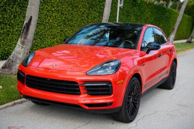 Palm Beach, Florida USA - 21 Mart 2021: Kırmızı Porsche Cayenne Coupe. ön taraf görünümü.