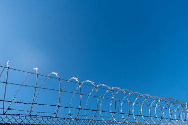 Çelik parmaklıklar. Sivri çelik dikenli dikenli teller