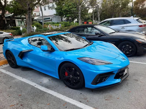 Los Angeles, California USA - 19. dubna 2021: modrý Chevrolet Corvette super pohled na roh auta — Stock fotografie