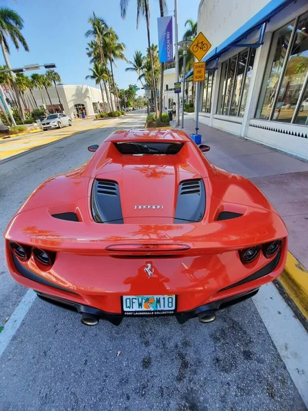 Los Ángeles, California, EE.UU. - 24 de marzo de 2021: Ferrari F8 Tributo rojo vista trasera de superdeportivo de lujo. —  Fotos de Stock