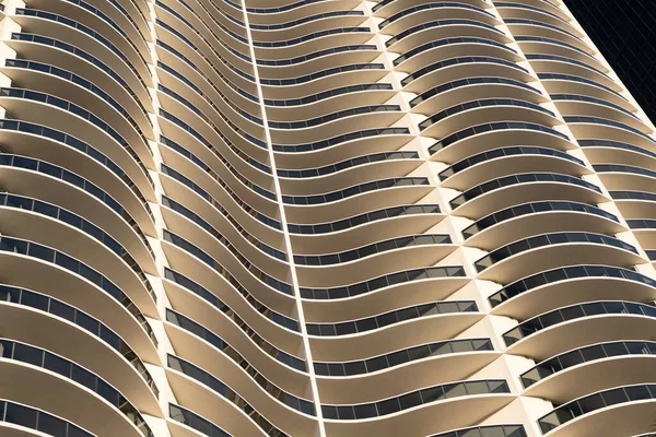 Geometrisch gebouw. gedetailleerde gebogen golvende gebouw achtergrond. wolkenkrabber moderne stad. — Stockfoto