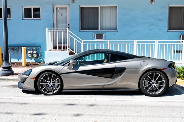 カリフォルニア州ロサンゼルス2021年4月13日:シルバーグレー｜McLaren Automotive Limited 570 side view. — ストック写真