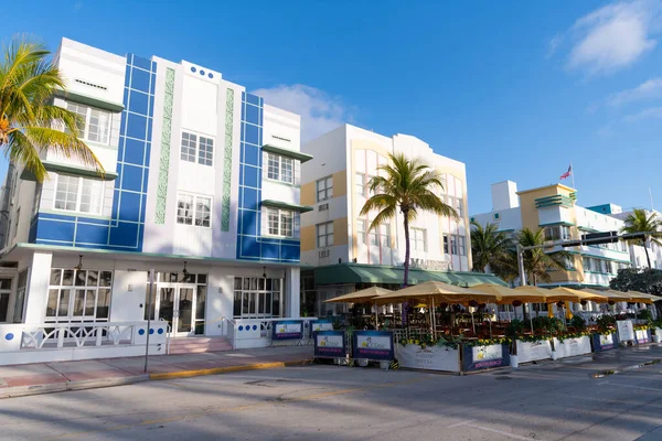 Miami, États-Unis - 15 avril 2021 : Ligne d'hôtels art déco South Beach Ocean Drive boulevard en Floride — Photo