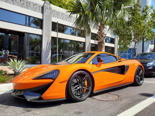 Los Angeles, Kalifornien USA - 24. März 2021: helle Seitenansicht von McLaren Automotive Limited 570s. — Stockfoto