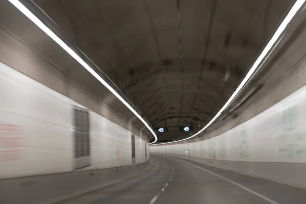 Podzemní tunel se silničním tunelem pohybujícího se auta se světelnými cestami, silnice. — Stock fotografie