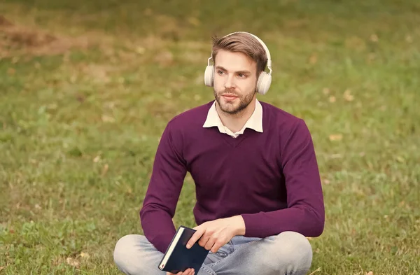 Красивий хлопець студент, який навчається на відкритому повітрі в університетському парку, самонавчання — стокове фото
