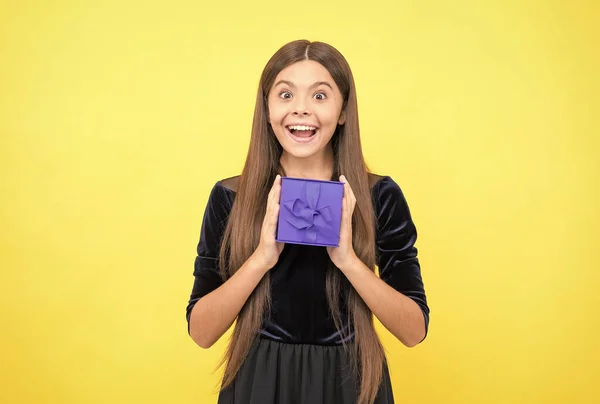 Feliz chica adolescente celebrar regalo caja para vacaciones de cumpleaños, sorpresa —  Fotos de Stock