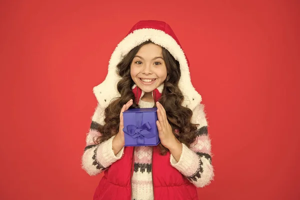 Élégant enfant fille en vêtements chauds décontractés avec boîte-cadeau après les achats saisonniers réussis pendant les vacances de Noël, achat — Photo