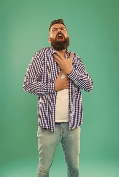 Inspirado chico caucásico con barba y bigote cantando canción sobre fondo azul, vocal —  Fotos de Stock